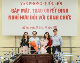 VĂN PHÒNG QUỐC HỘI TRAO QUYẾT ĐỊNH NGHỈ HƯU ĐỐI VỚI CÔNG CHỨC VỤ THÔNG TIN